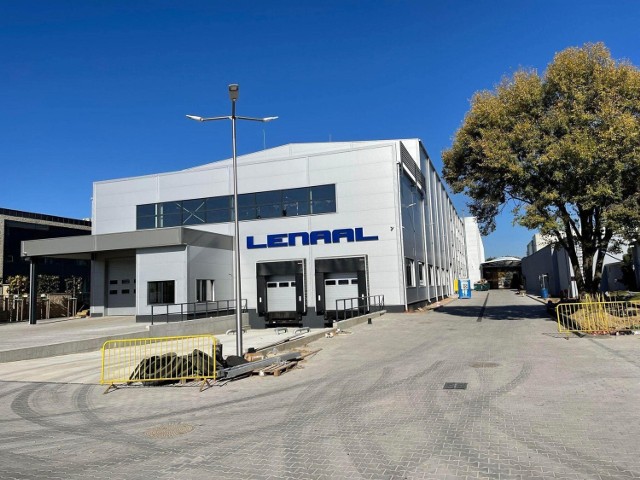 Firma Lenaal jest dostawcą komponentów odlewanych metodą ciśnieniową ze stopów aluminium i cynku dla przemysłu motoryzacyjnego, elektronicznego, energetycznego i AGD.