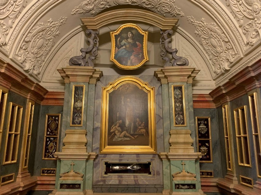 Na Jasnej Górze w XVII-wiecznej Kaplicy Świętych Relikwii znajdziemy jego obraz i fragment ręki umieszczony w relikwiarzu w kształcie przedramienia, wykonanym ze srebrnej blachy