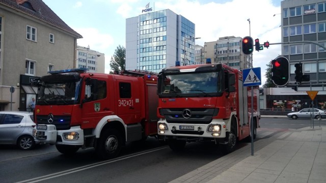 Poszukiwany listem gończym mężczyzna udawał, że nie ma go w domu. Otworzył policji dopiero, gdy pod oknem zobaczył strażaków.
Zdjęcie ilustracyjne