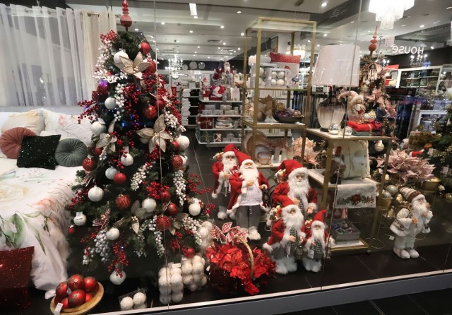 Święta zbliżają się wielkimi krokami. W Galerii Słonecznej w Radomiu w witrynach sklepowych pojawiły się dekoracje świąteczne.Na zdjęciu witryna sklepu Eurofirany.