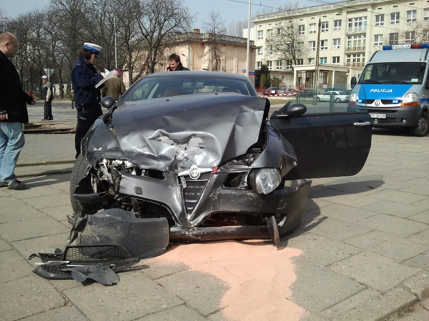 Wypadek na skrzyżowaniu ul. Wileńskiej i Karolewskiej w Łodzi. 2 osoby ranne