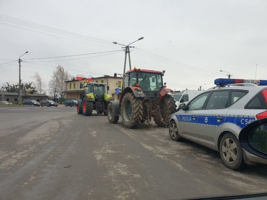 Kilka ciągników wyjechało na Drogę Krajową 91 Toruń-Chełmno,...