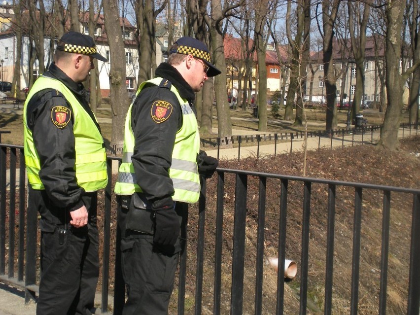 Niewielkie kamerki strażnicy będą mieli zamontowane do...