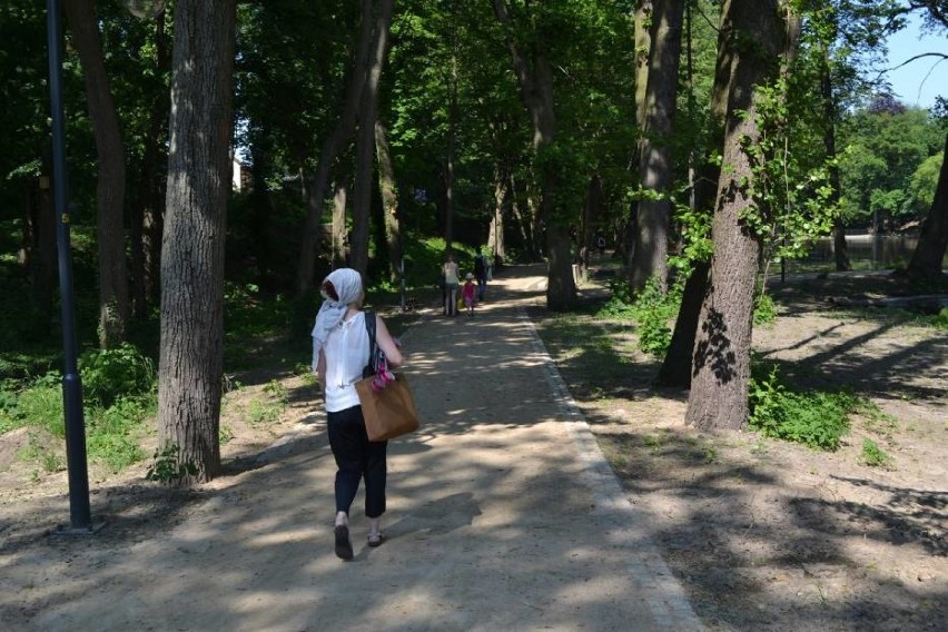 Majówkowy spacer. Park w Wojanowie i jego urokliwe zakątki na zdjęciach