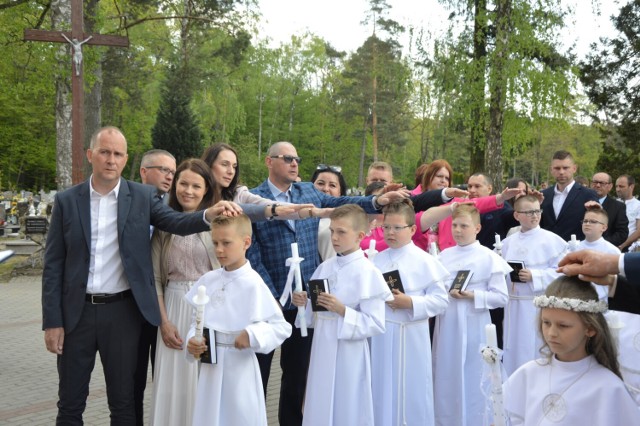 W parafii św. Maksymiliana Kolbe w Lęborku 13 dzieci przystąpiło dziś do przyjęcia sakramentu I Komunii Świętej. Sakramentu udzielił ks. Wojciech John, proboszcz parafii. Przed dziećmi uczestnictwo w nabożeństwach Białego Tygodnia.