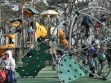 Urwana huśtawka i dziurawa na wylot zjeżdżalnia zagrażają dzieciom na placu zabaw w parku