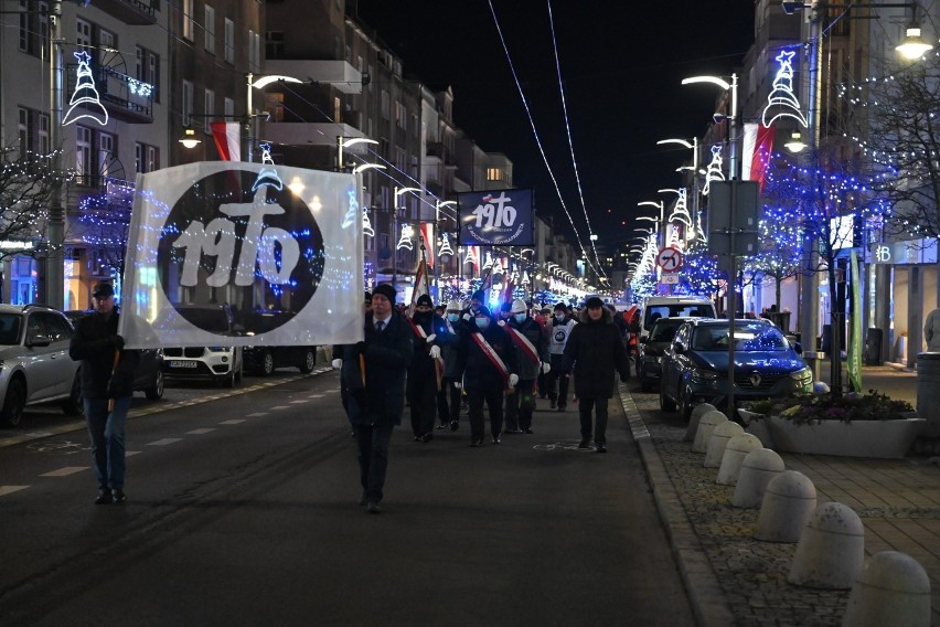 Obchody 51. rocznicy Grudnia '70. Mieszkańcy przemaszerowali ulicami Gdyni