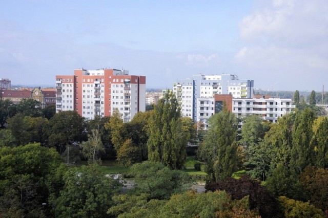 Walne zgromadzenie w SM Nadodrze Głogów prowadzone będzie w dniach od 9 do 11 maja. 9 maja o godz. 16 spotkają się w hali SP 8 mieszkańcy osiedli: Śródmieście, Hutnik, Chrobry, Kopernik A, Kopernik C, Piastów Śl. B. 10 maja o godz. 16 w SP 12 spotkają się mieszkańcy osiedla Kopernik B, a 11 maja o godz. 16.30 w SP 14 - Osiedla Piastów Śląskich A. 

Podczas zebrań przedstawione zostaną m.in. sprawozdania finansowe. Jednym z najważniejszych punktów zebrań będzie jednak wybór nowej Rady Nadzorczej Spółdzielni Mieszkaniowej Nadodrze na lata 2022-2025. Z każdego osiedla wybrane zostaną po dwie osoby, które zasiądą.

Warto pamiętać, że członek wspólnoty może brać udział w Walnym Zgromadzeniu osobiście albo przez pełnomocnika. Każdy ma jeden głos bez względu na ilość posiadanych praw do lokali. Głosowanie przeprowadzone będzie w trybie tajnym. 

Lista nazwisk na danych osiedlach na kolejnych zdjęciach: