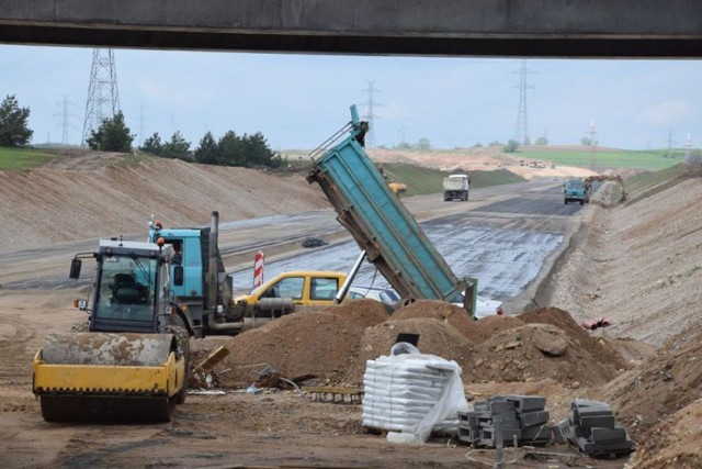 Prace na suwalskiej obwodnicy idą pełną parą. Generalna Dyrekcja Dróg i Autostrad - wykonawca drogi informuje, że zostały wykonane już w 53 procentach. Gotowe są już niemal wszystkie konstrukcje, czyli mosty. Budowa drogi ma zakończyć się na początku przyszłego roku. Tak zakłada kontrakt, ale wykonawca nie wyklucza, że nastąpi to znacznie szybciej.