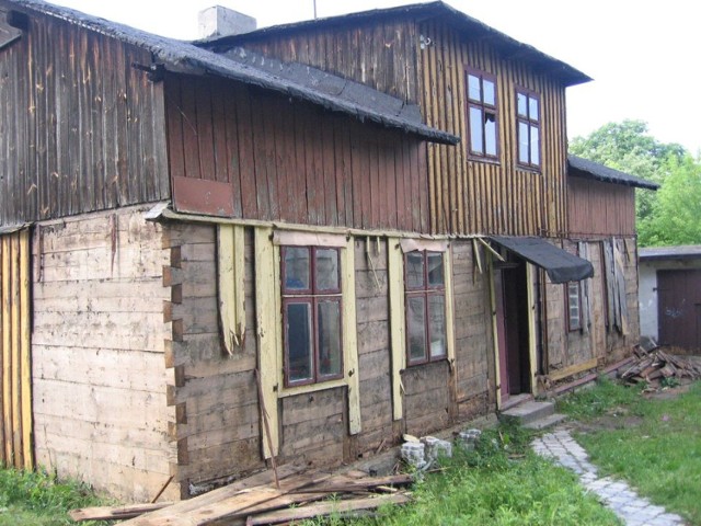 Drewniany dom w 2009 roku zniknął z ul. Nadrzecznej w Bełchatowie