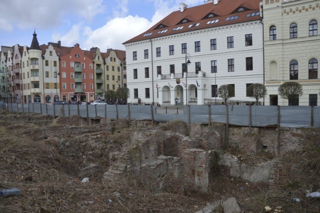 Dziś w Warszawie rozpatrywana była sprawa działki przed ratuszem w Głogowie. Naczelny Sąd Administracyjny zdecydował, że miasto nie może wywłaszczyć właścicieli.