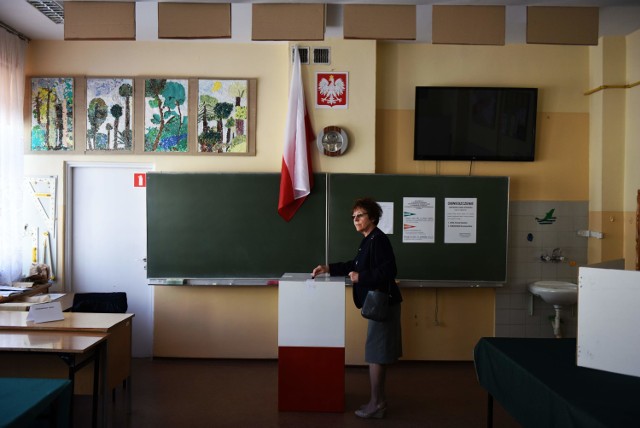 Głosowanie na Skarpie w Toruniu

Zobacz koniecznie: Wybory Prezydenckie 2015. Niepełnosprawnego wnosiły do lokalu trzy osoby