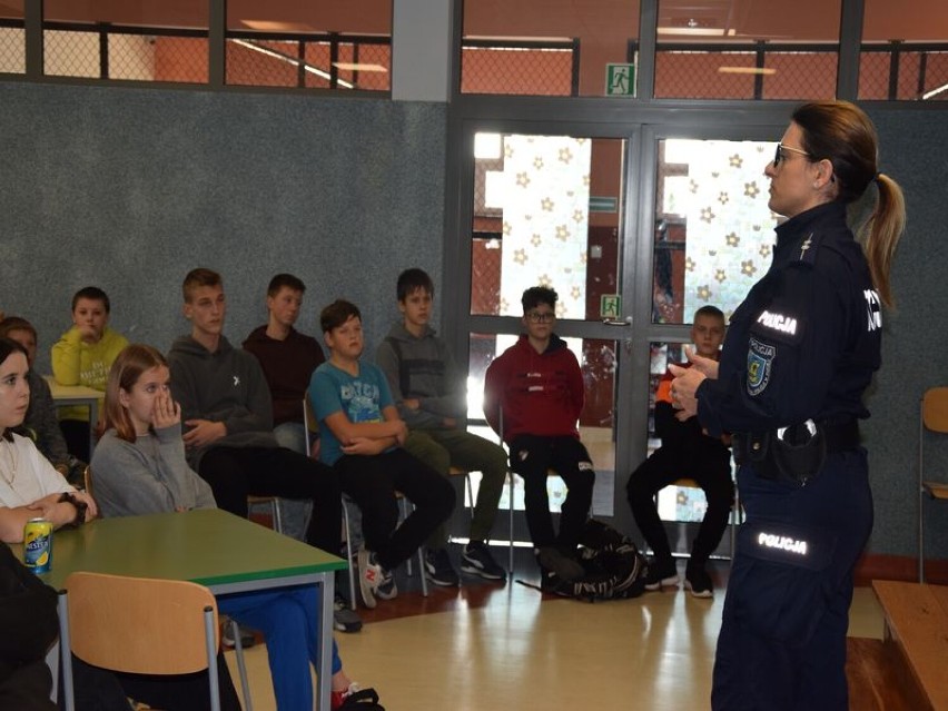 Policjanci rozmawiali z uczniami w Wierzchucinie o odpowiedzialności karnej nieletnich - 10 października 2022 r.