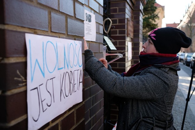 Poznań: Protest kobiet pod siedzibą kurii [ZDJĘCIA]