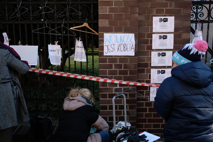 Poznań: Protest kobiet pod siedzibą kurii [ZDJĘCIA]