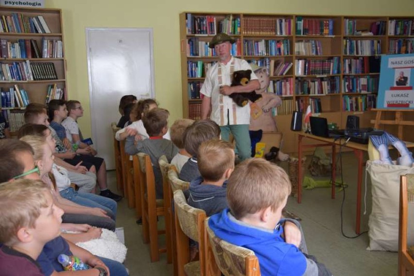 Łukasz Wierzbicki odwiedził pleszewską bibliotekę