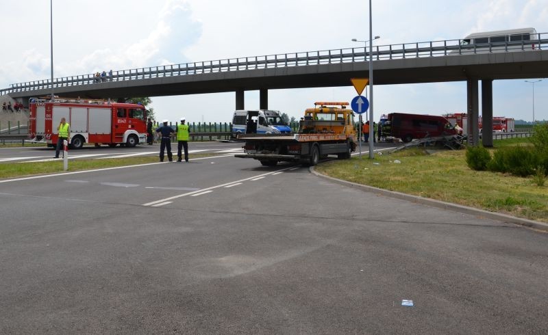 Września - Wypadek na A2. Trzynaście osób rannych. Policjanci jechali na Euro [ZDJĘCIA]