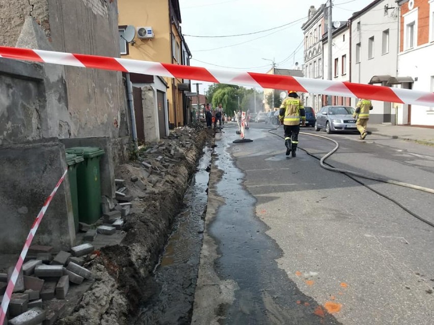 Uszkodzony gazociąg na ul. Lipowej w Łasinie. Ewakuowano 20 osób [zdjęcia, wideo]