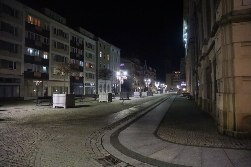 Godzina policyjna w Legnicy! Miasto opustoszało w sylwestrową noc, zobaczcie zdjęcia