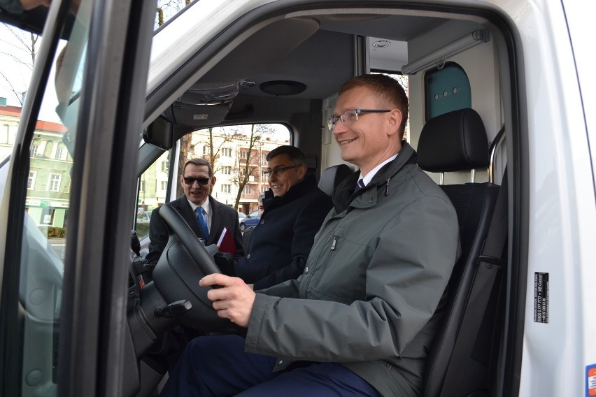 Częstochowa ma nową karetkę. To dar od rządu za przygotowanie wizyty papieża [ZDJĘCIA]