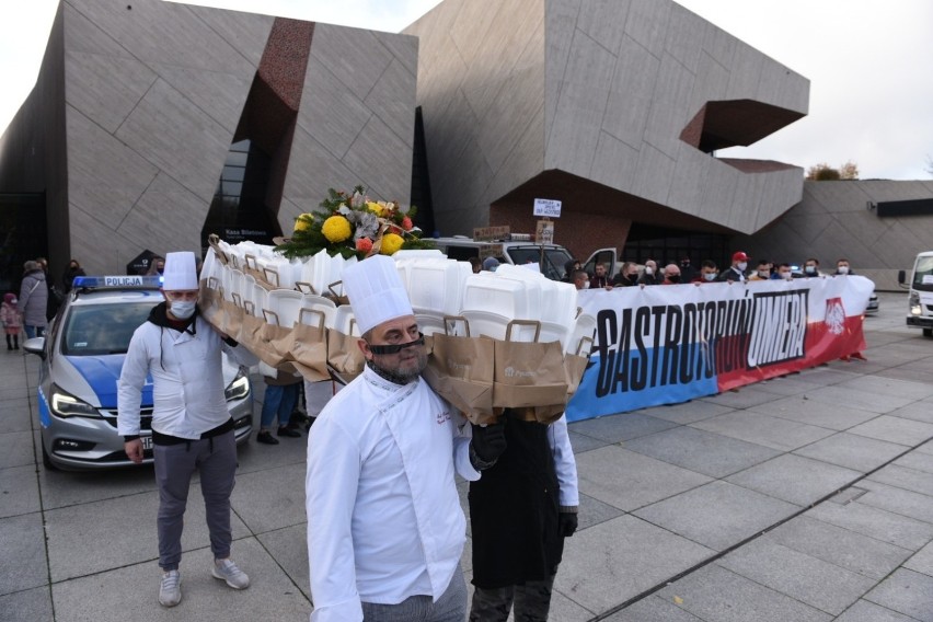 Protest branży gastronomicznej w Toruniu. Trumna pod...