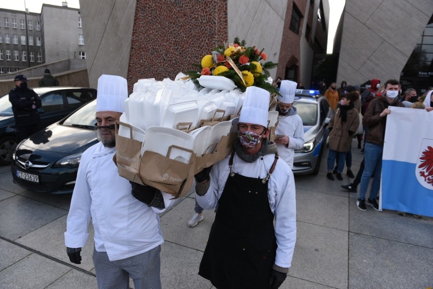 Protest branży gastronomicznej w Toruniu. Trumna pod...