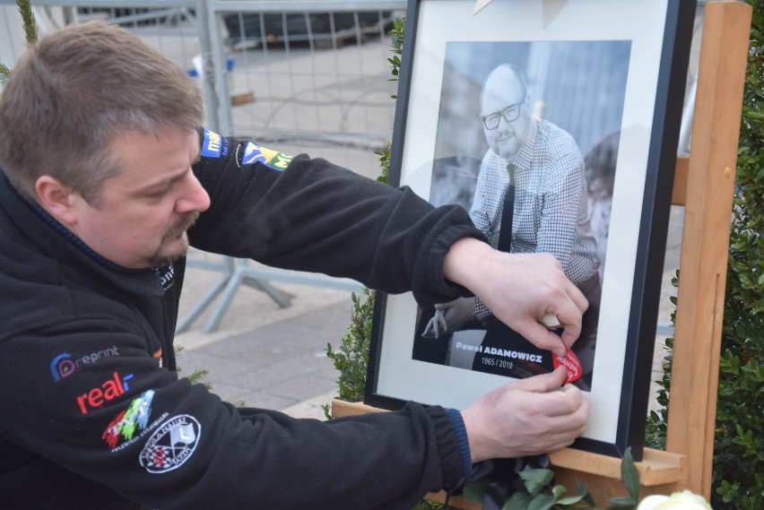 Rybnik żegna Pawła Adamowicza na rynku. Rybniczanie zapalają znicze i uczestniczą symbolicznie w pogrzebie