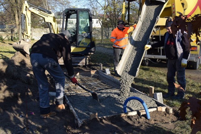 Pierwsza tężnia solankowa powstaje w Parku Miejskim w Zduńskiej Woli dzięki Budżetowi Obywatelskiemu. Rozpoczęły się prace