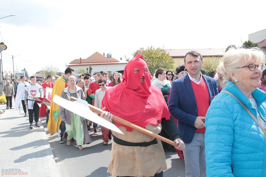 Korowód w strojach historycznych rozpoczął majówkę w Kowalu....