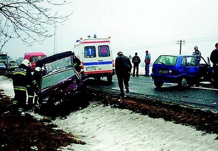 Policjanci ustalali przyczyny wypadku na trasie Leszno - Osieczna.