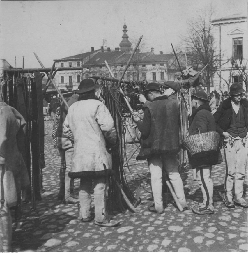 Sprzedaż pasków i rzemieni na targu w Nowym Targu, 1934