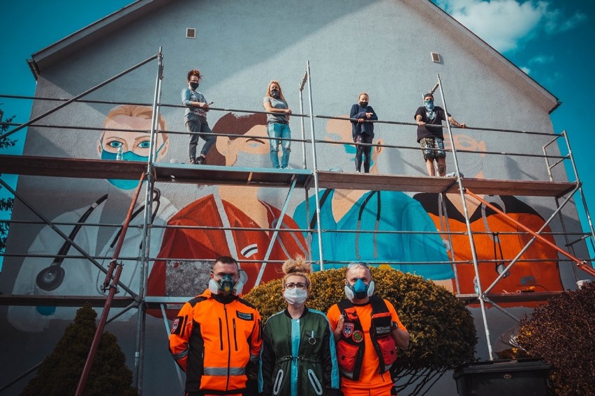 W Rogoźnie trwają prace przy muralu dla służby zdrowia