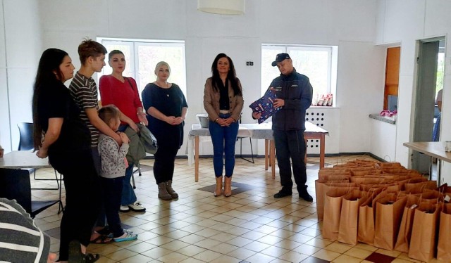 Dzieci ukraińskich uchodźców otrzymały poduszki uszyte przez więźniów ZK w Głogowie
