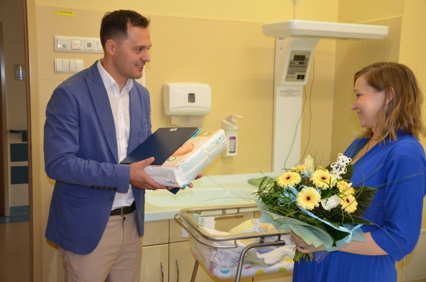 Tysiąc złotych wyprawki dla tysięcznego dziecka urodzonego w szpitalu powiatowym w Bochni