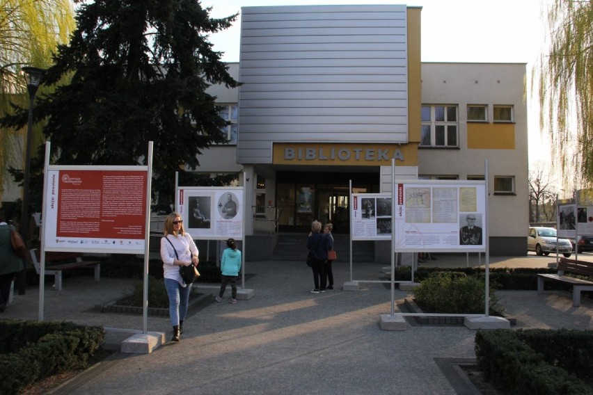 Wystawa plenerowa "Akcja: Powstanie" w Bibliotece Publicznej