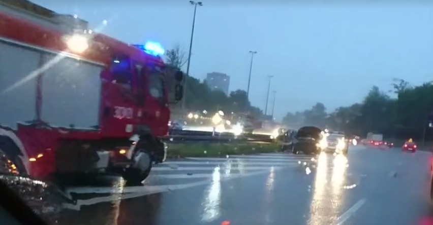Katowice: Samochód uderzył w barierki na autostradzie A4, zablokowany jeden pas