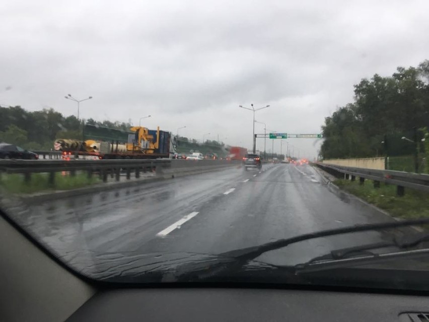 Katowice: Samochód uderzył w barierki na autostradzie A4, zablokowany jeden pas