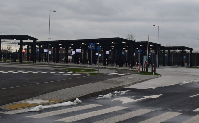 Na przystankach autobusowych przed terminalem radomskiego lotniska działają wyświetlacze elektroniczne.