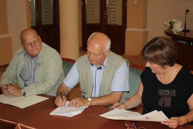 Przedstawiciele Rodzinnego Ogrodu Działkowego "Społem" podpisali umowę ze skarbniczką miasta Barbarą Nowak na przekazanie dotacji.