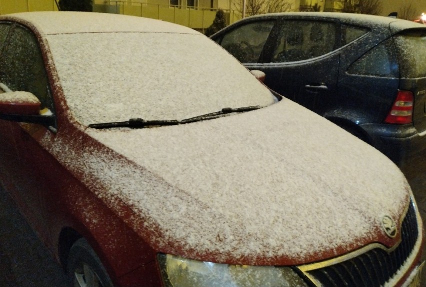 We Wrocławiu spadł pierwszy śnieg. Uwaga! Będzie ślisko (ZOBACZ OSTRZEŻENIE METEO)