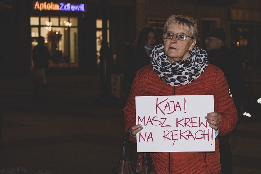 Manifestacja "Ani jednej więcej!" w Rybniku - ZDJĘCIA. Upamiętnili panią Izę, która zmarła w pszczyńskim szpitalu