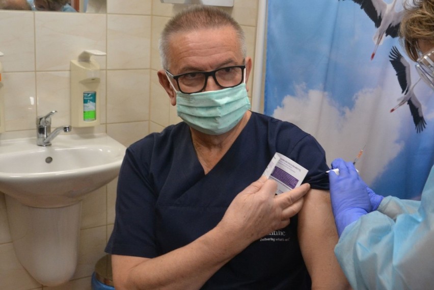 Roman Ronkowski podczas szczepienia