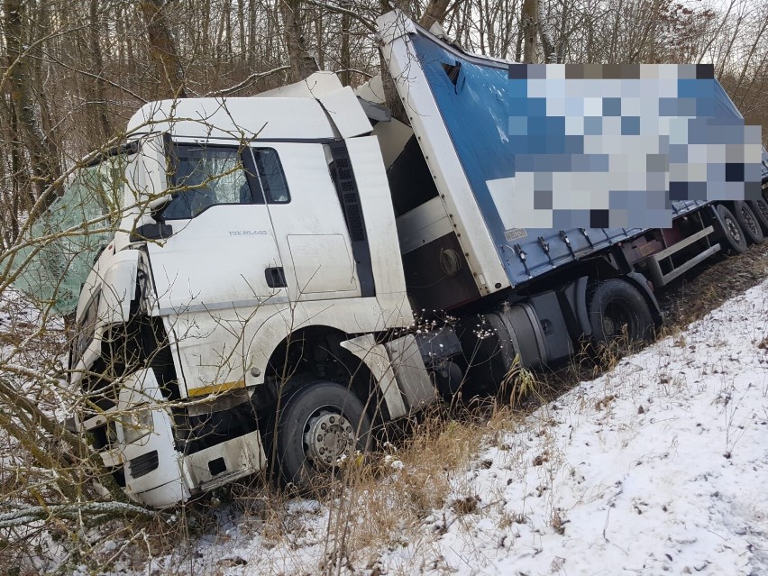 Na drodze ze Szczecinka do Barwic roztrzaskała się ciężarówka [zdjęcia]