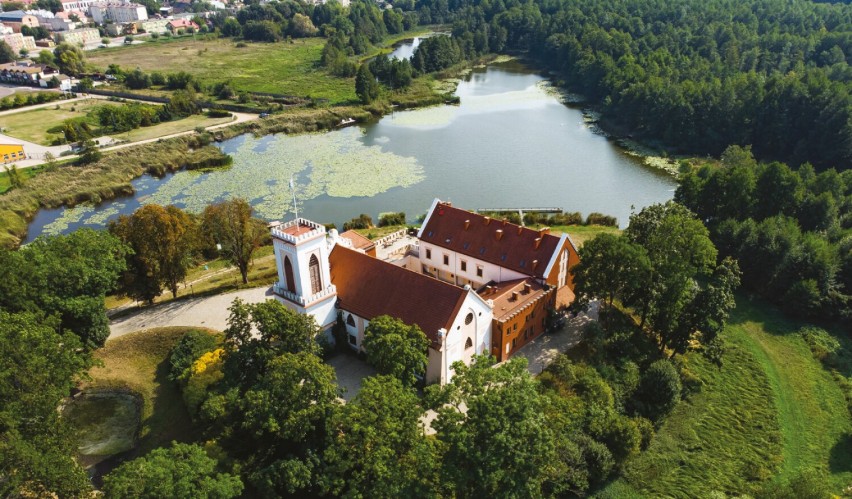 W Gostyninie dochód na jednego mieszkańca to 1207,09 zł....