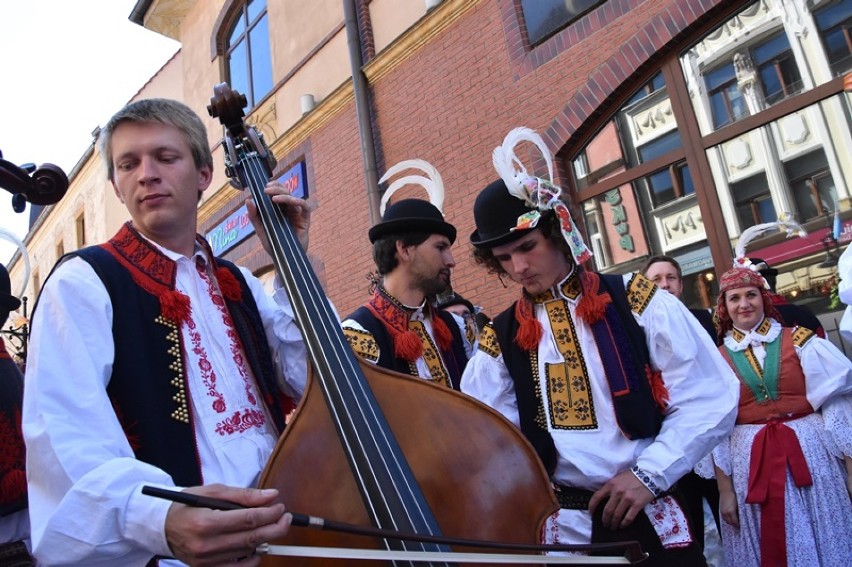 Barwny korowód Festiwalu "Świat pod Kyczerą" w Legnicy [ZDJĘCIA]