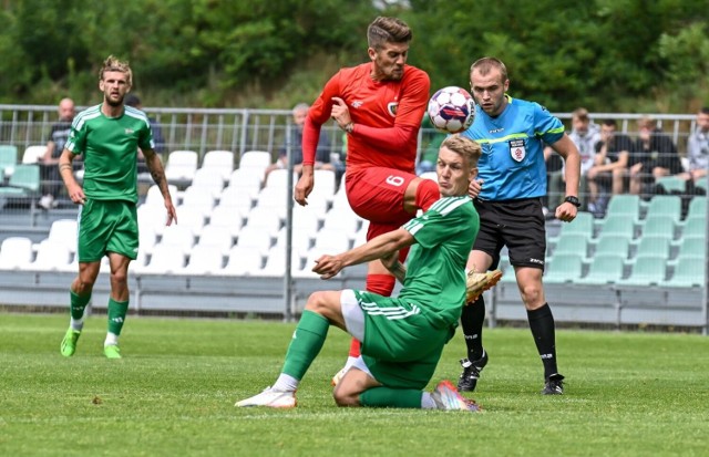 Lechia Gdańsk (na zielono) w drugim letnim sparingu przegrała 1:3 z Piastem Gliwice na boisku bocznym przy Traugutta (2.07.2023)