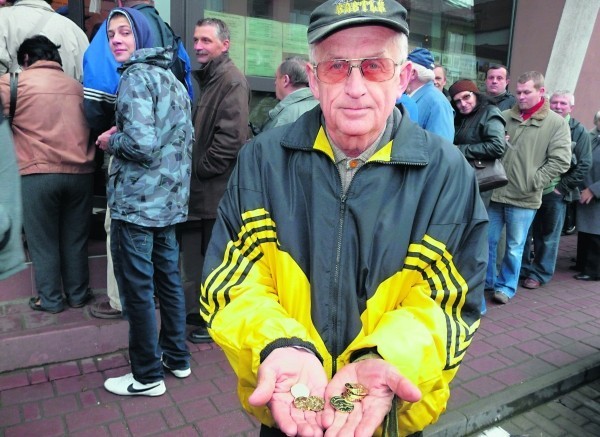 Pan Władysław na długo przed otwarciem czekał w ogonku przed...