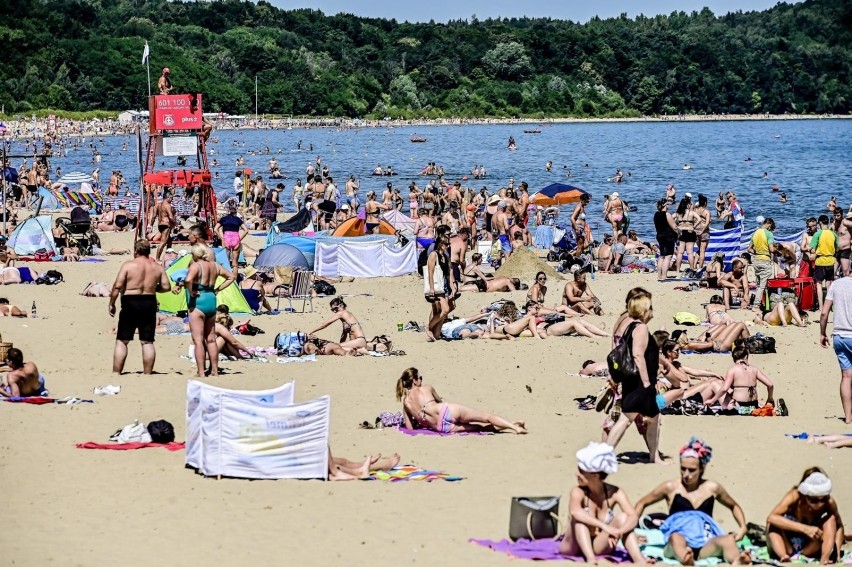 Plażowicze chętnie korzystają z pogody. Ważne, by robili to...