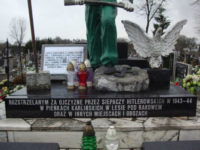 Pomnik na cmentarzu w Wolborzu po umieszczeniu tablicy...