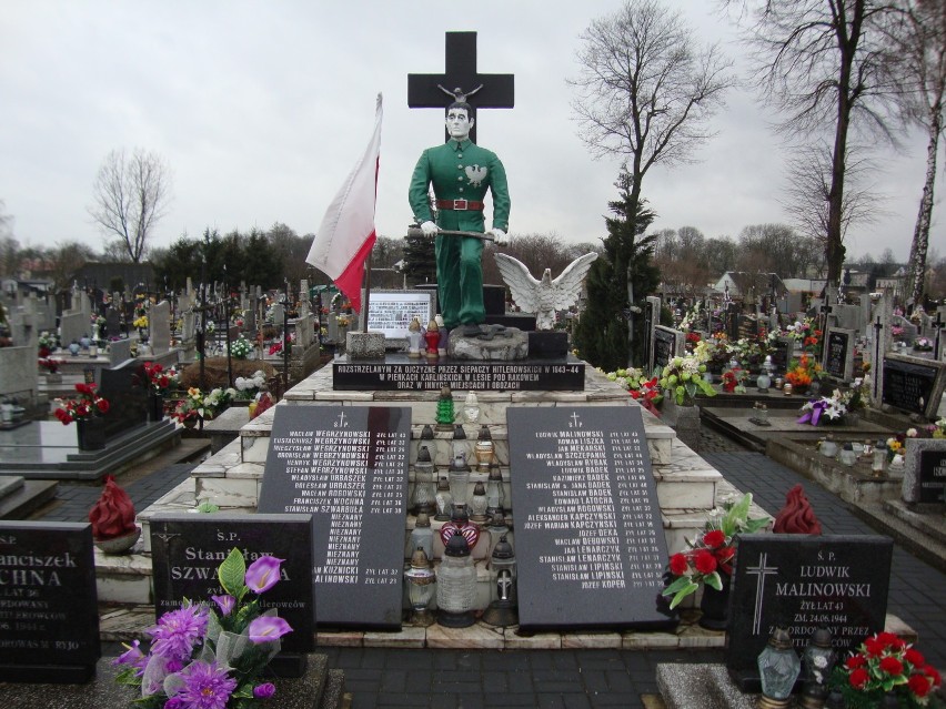 Pomnik na cmentarzu w Wolborzu po umieszczeniu tablicy...